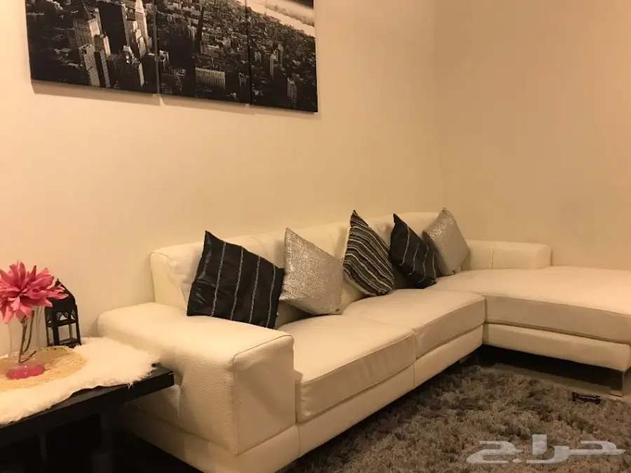 كنب ابيض ومكتب  (image 1)