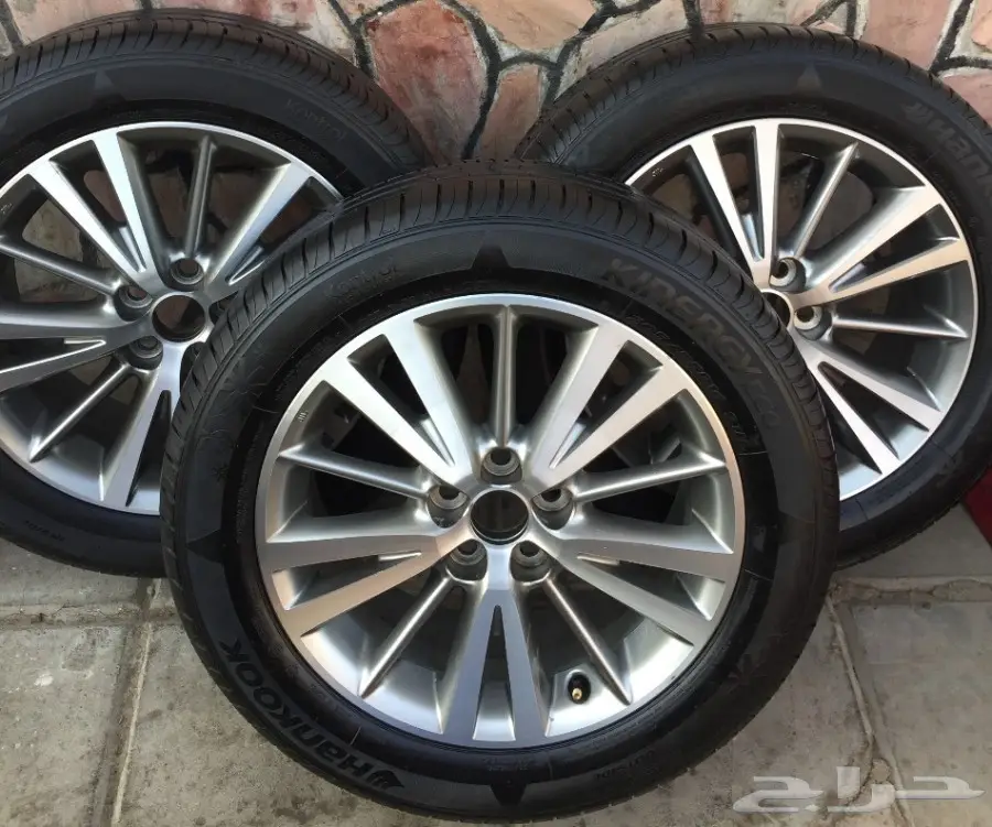 جنوط كورولا 2016 الشكل الفل مع كفرات نظيفه  (image 1)