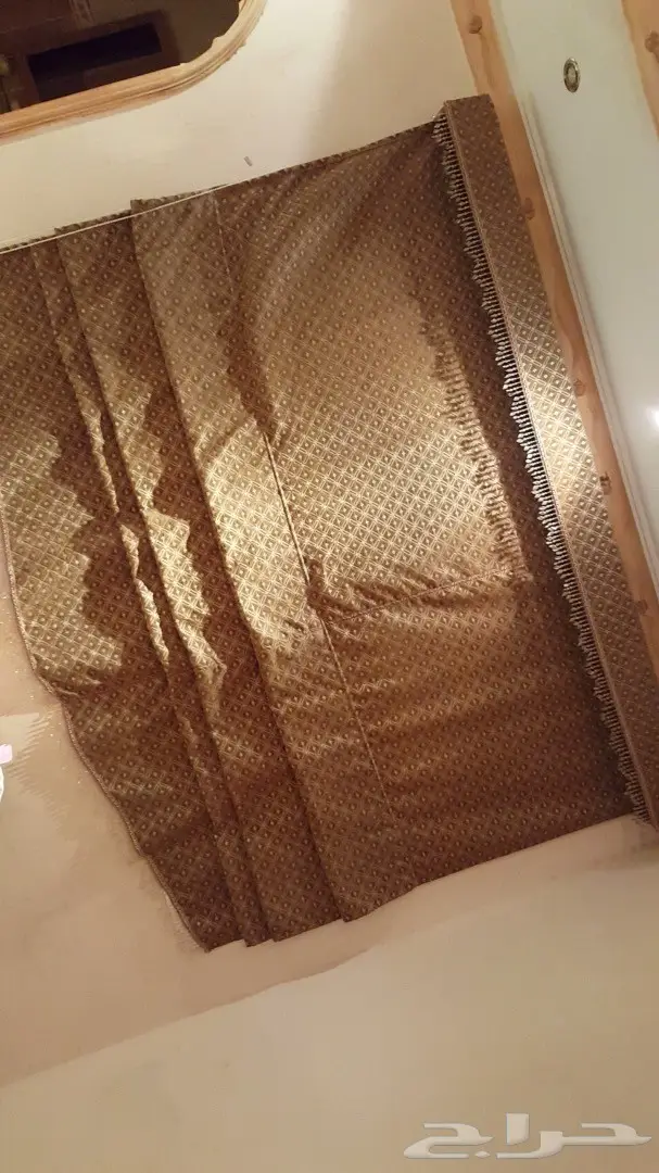 مجلس مغربي للبيع  بستارته و طاولاتها و لوحتين