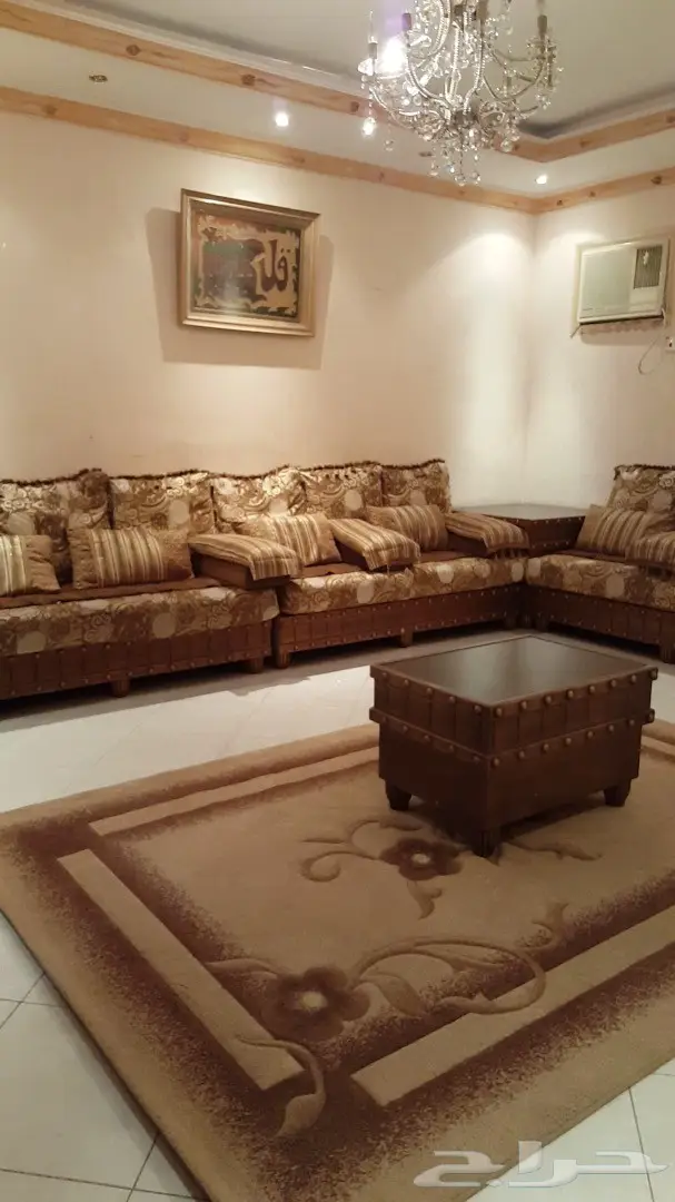 مجلس مغربي للبيع  بستارته و طاولاتها و لوحتين (image 1)