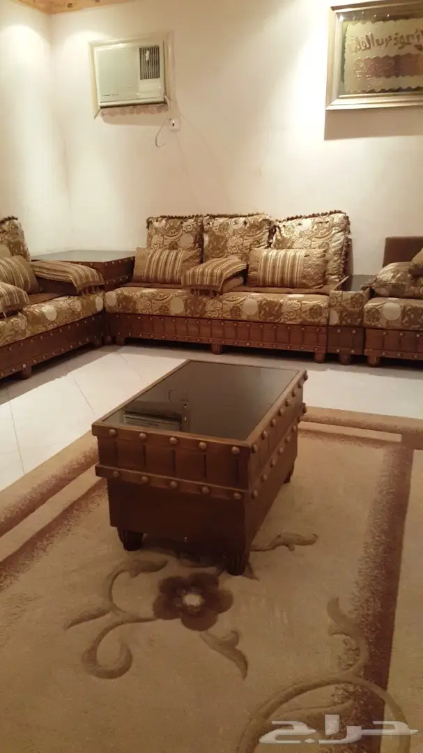 مجلس مغربي للبيع  بستارته و طاولاتها و لوحتين (image 2)