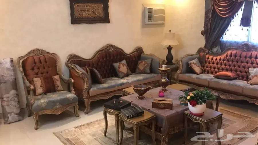 طقمين كنب مجالس بملحقاتها نظييفه جدا 