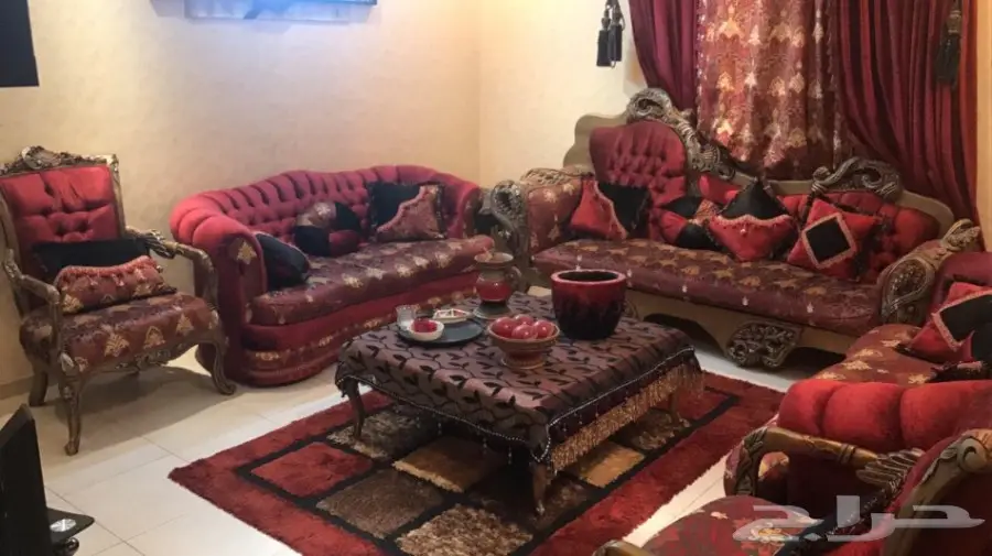 طقمين كنب مجالس بملحقاتها نظييفه جدا  (image 2)