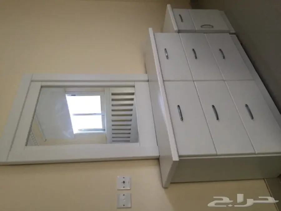 غرفة نوم كاملة نظيفة ومكيفات ومطبخ نظيف جدا (image 1)