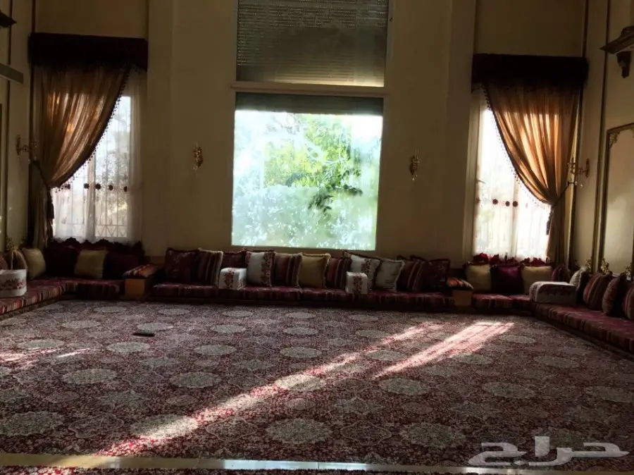 ستائر وجلسات الكنب ومخادها 