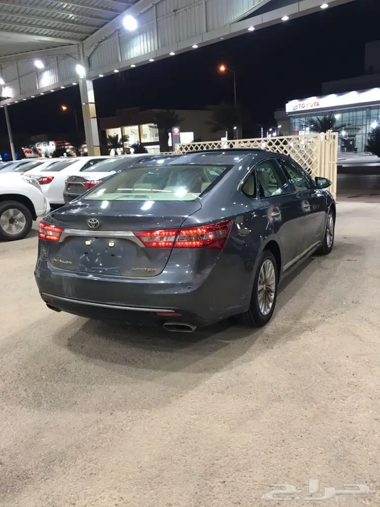 تويوتا افالون ليميتدموديل 2017عنابي وفيراني