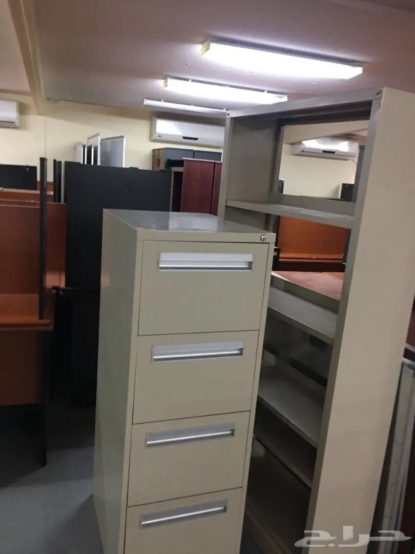 للبيع طاولات مكتبيه وكراسي مستعمل وجديد 