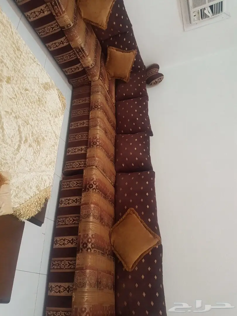 كنب أنيق ومريح للبيع - فرصة لا تُفوّت!