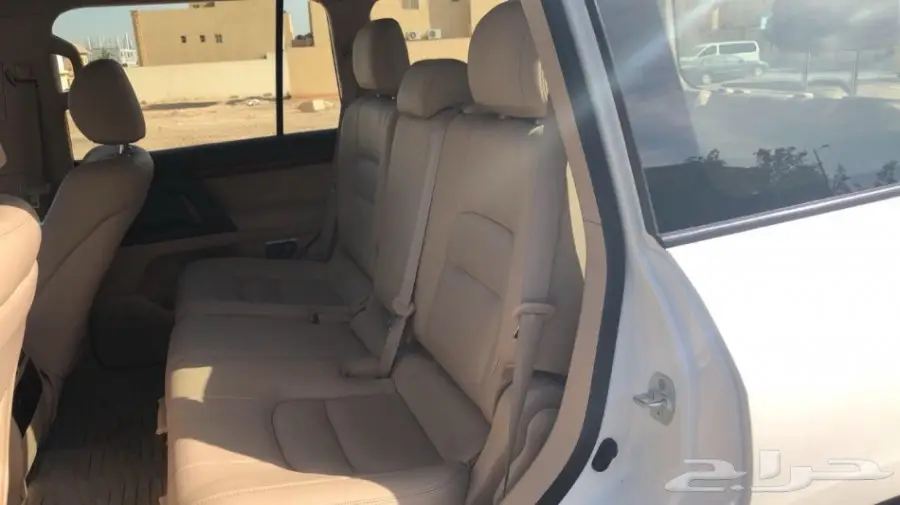 للبيع جيب لاندكروزر موديل 2014 فل كامل جلد  (image 6)