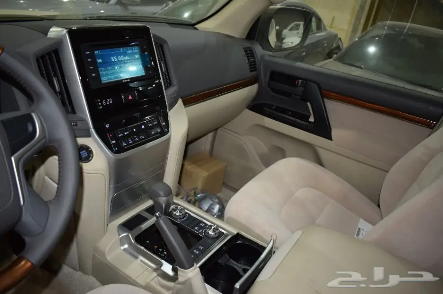 تويوتا لاندكروزر 2018 GXR1 V6 سعودي (image 16)