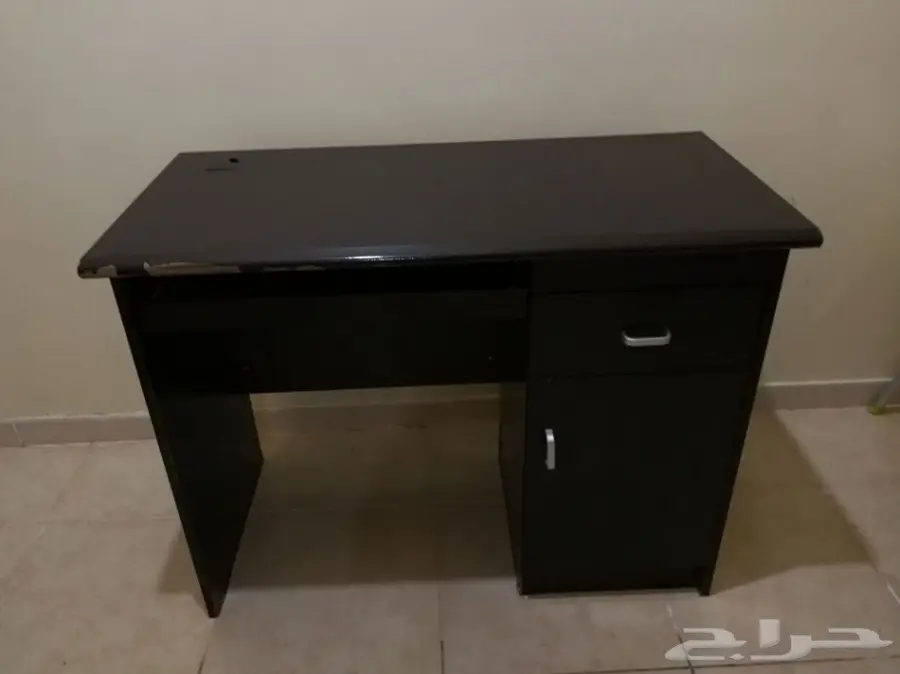 طاولة كمبيوتر مكتبية للبيع