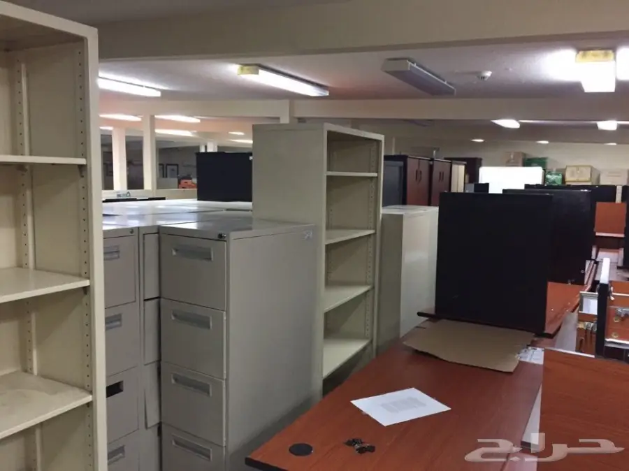 للبيع طاولات مكتبيه وكراسي مستعمل وجديد  (image 1)