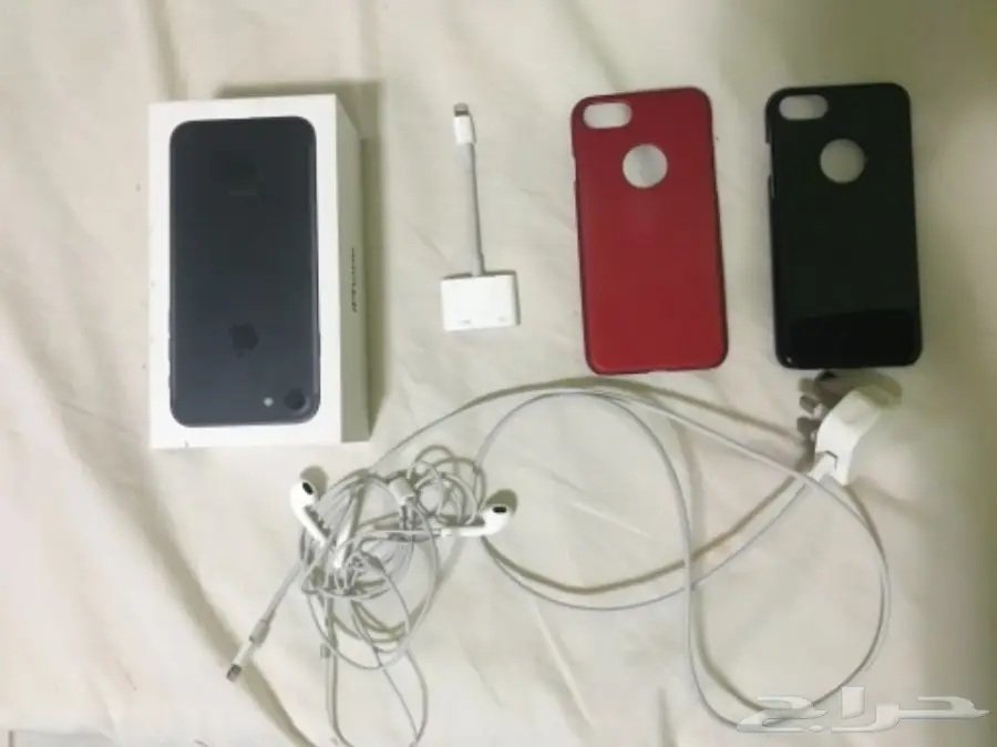 ايفون 7 اسود 128 جيجا بكامل اغراضه