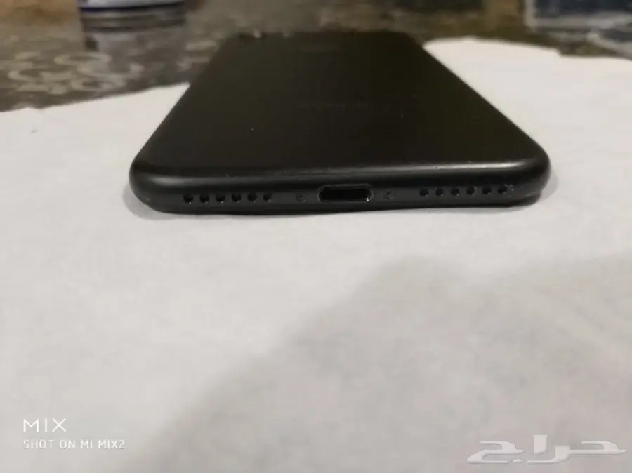 ايفون 7 اسود 128 جيجا بكامل اغراضه (image 1)