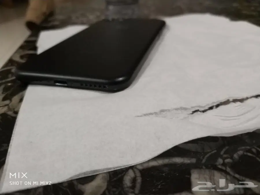 ايفون 7 اسود 128 جيجا بكامل اغراضه (image 8)