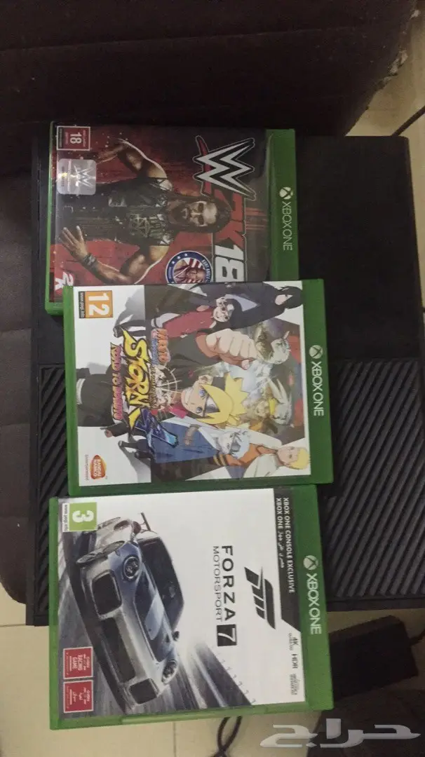 للبيع جهاز اكس بوكس ون مع ثلاث اشرطة ويدين