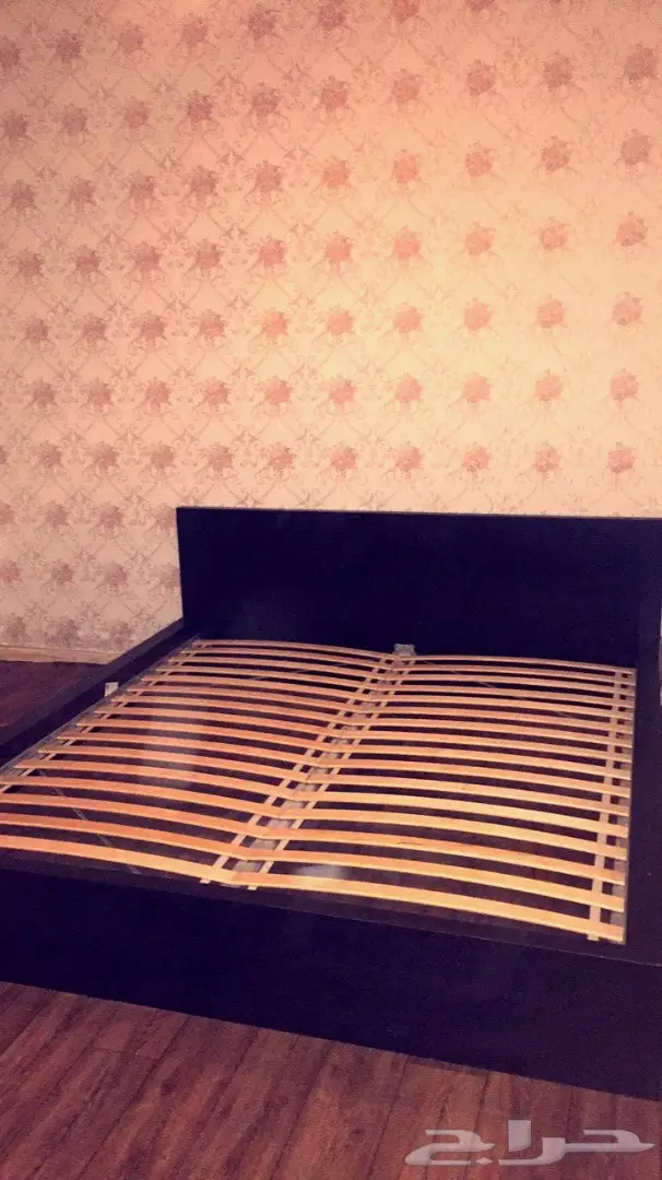 سرير نظيف من ايكيا مع الشرايح