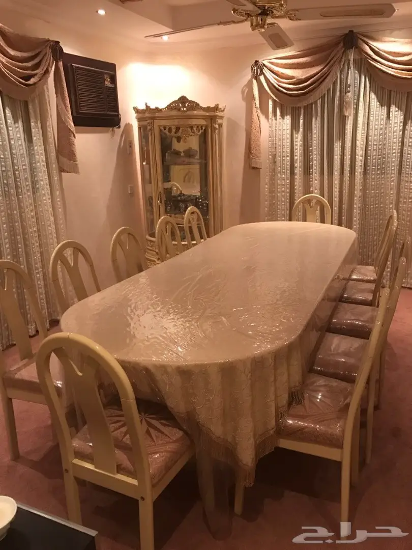 للبيع طاولة طعام 12 شخص