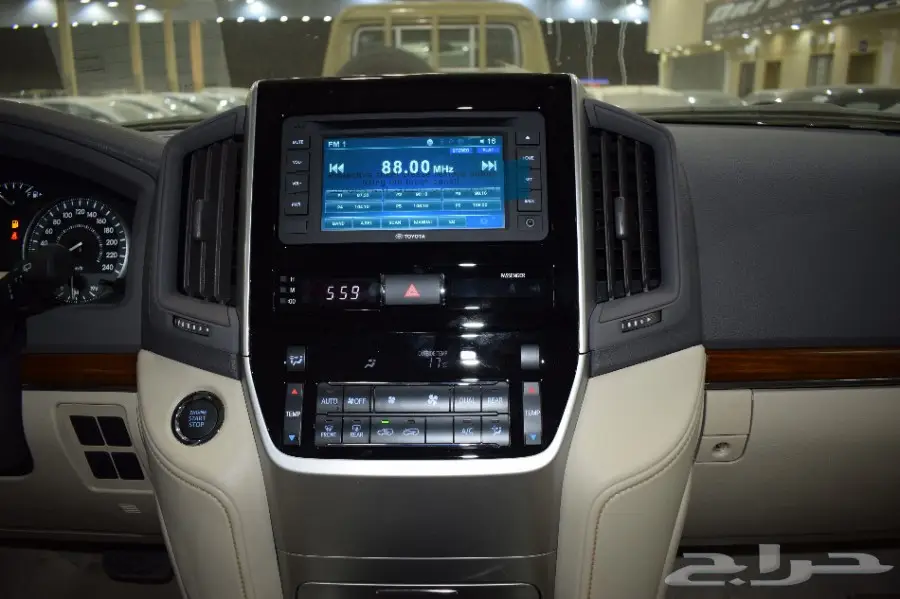 تويوتا لاندكروزر 2018 GXR1 V6 سعودي (image 12)