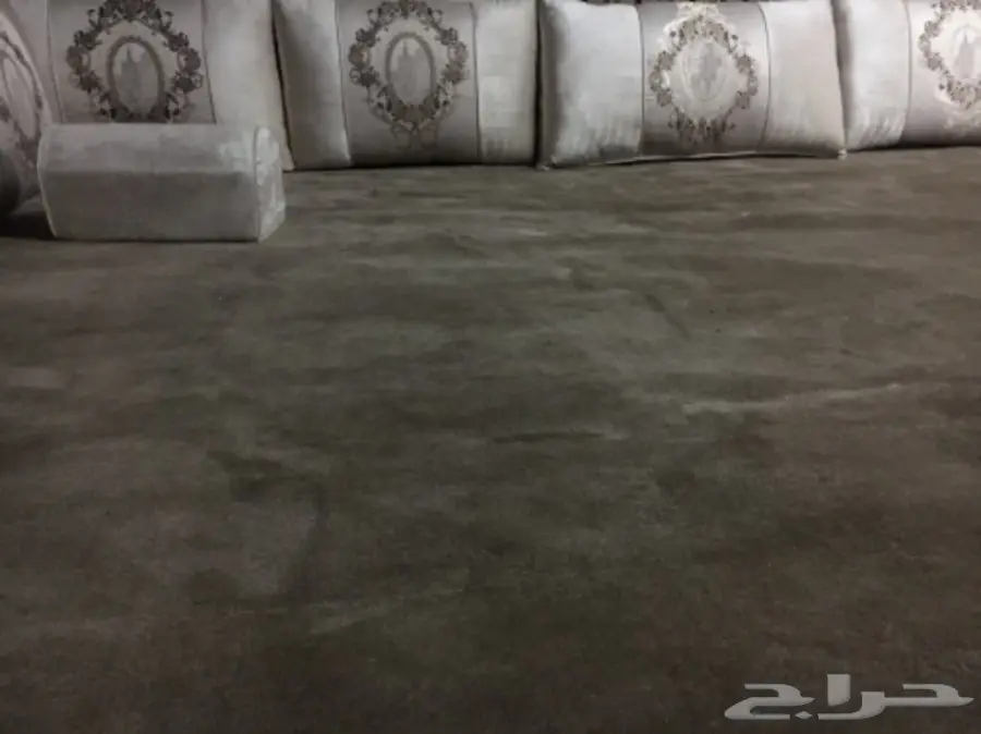 مساند وفرشه للبيع استخدام قليل مثل الجديد