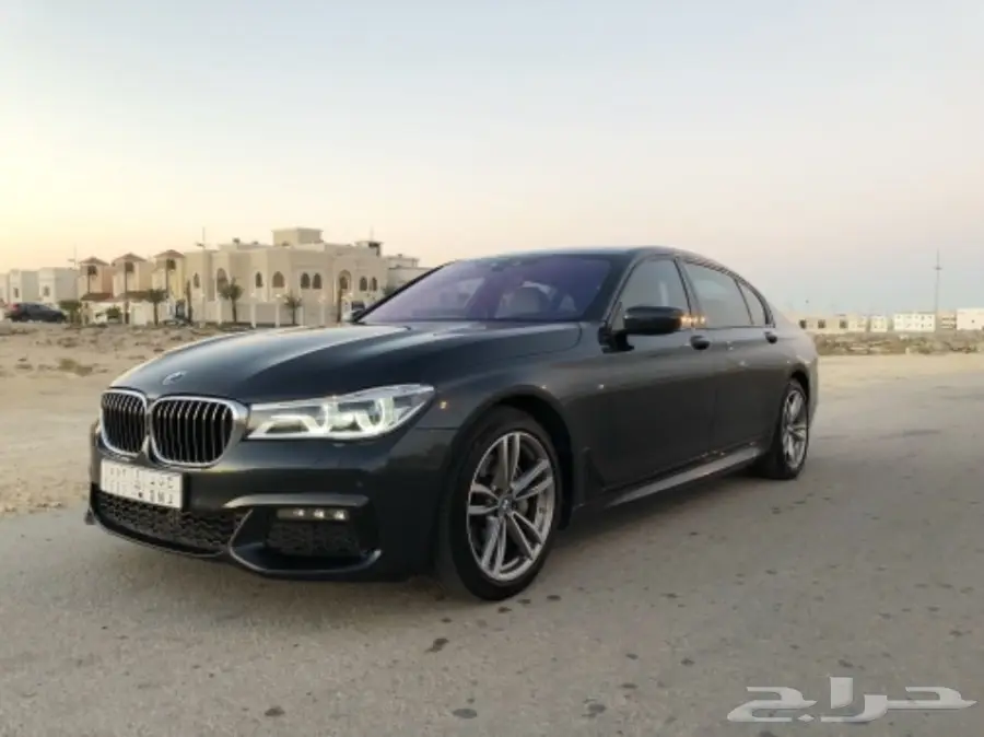 للبيع BMW 740 M sport موديل 2016 (image 8)