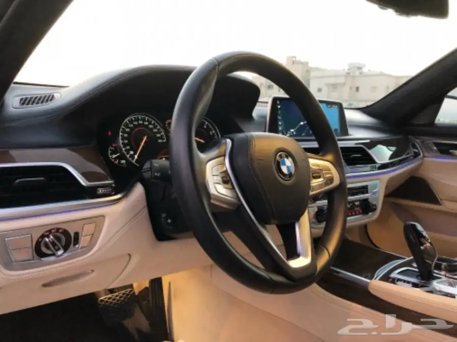 للبيع BMW 740 M sport موديل 2016 (image 12)