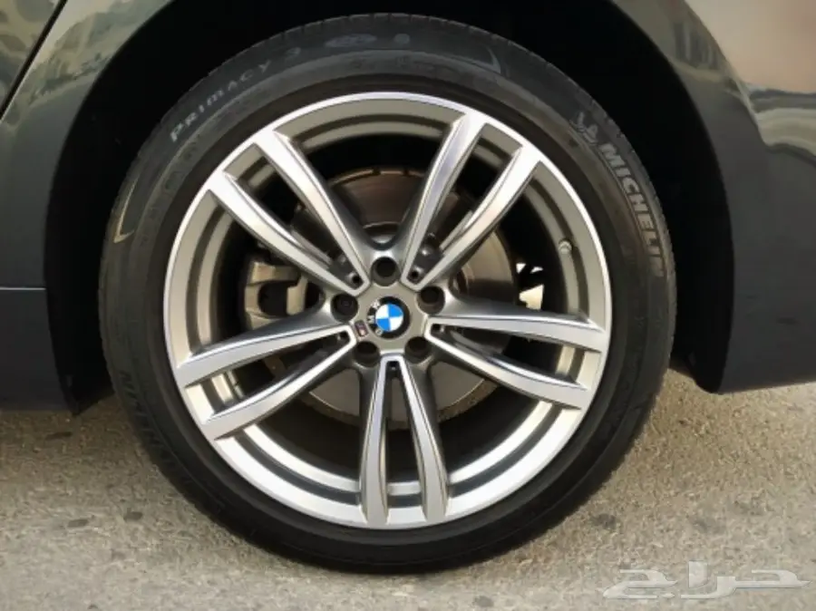 للبيع BMW 740 M sport موديل 2016 (image 16)