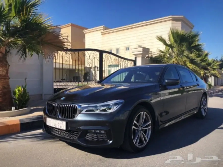للبيع BMW 740 M sport موديل 2016 (image 19)