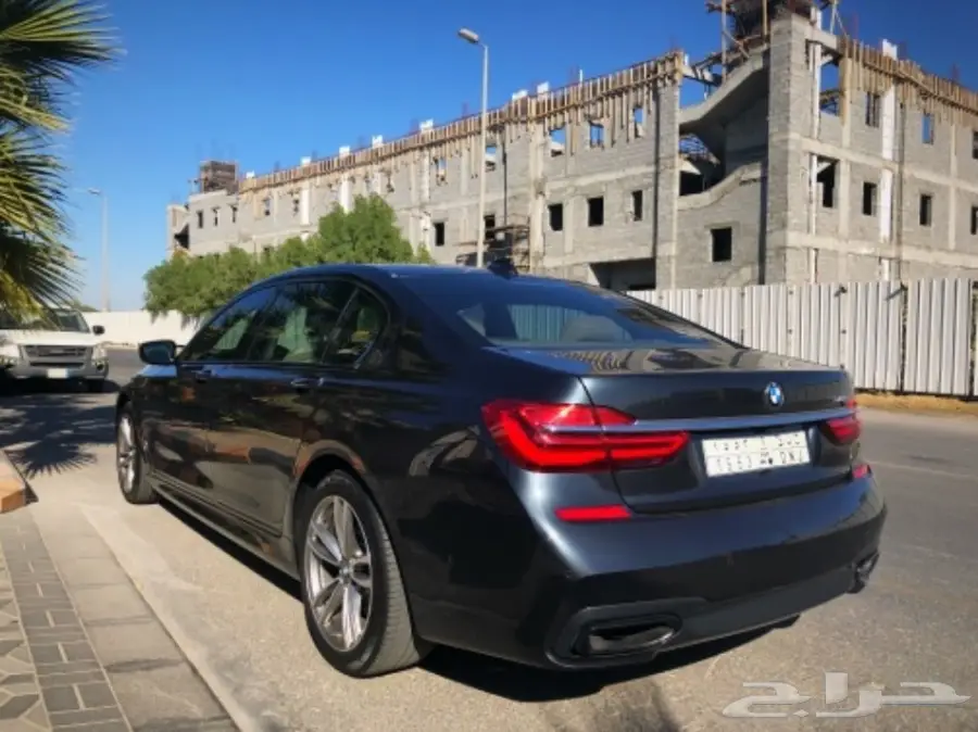 للبيع BMW 740 M sport موديل 2016 (image 20)