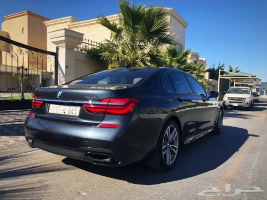 للبيع BMW 740 M sport موديل 2016 (image 21)