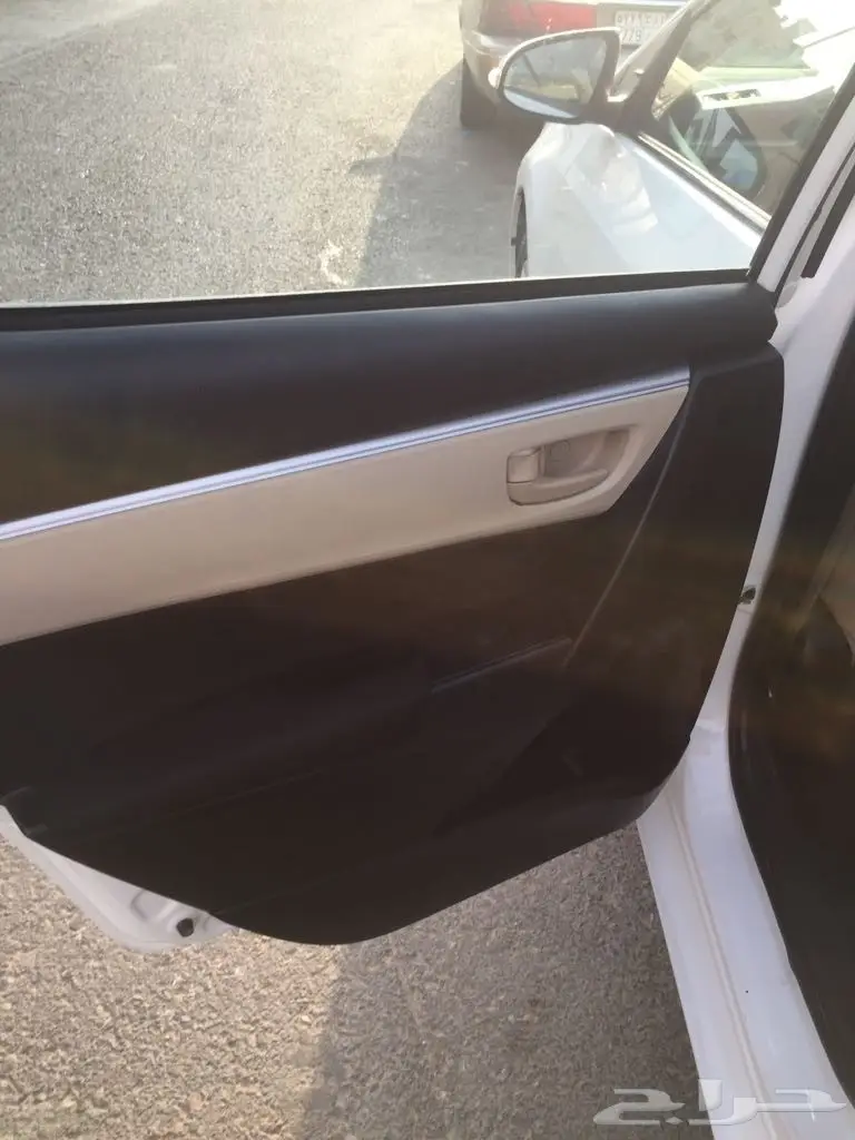 للبيع كورولا 2015 نظيفة جدا (image 18)