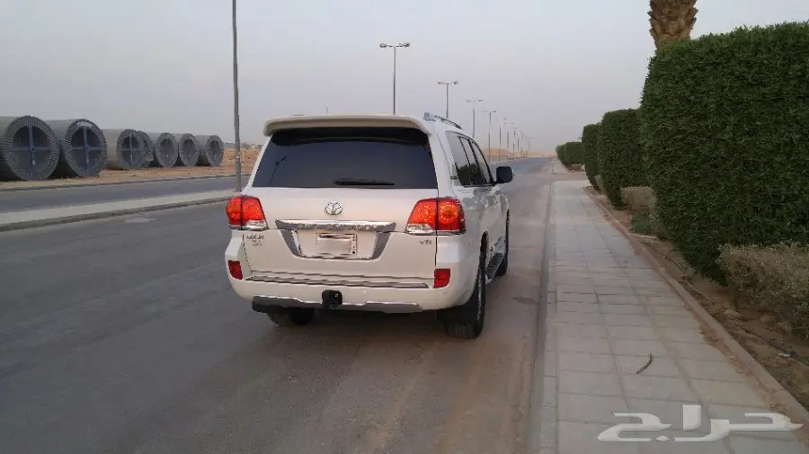 اندكروزر GXR 2015 - فل اوبشن - V8 - ونش - فرامل ABS - ممشى قليل