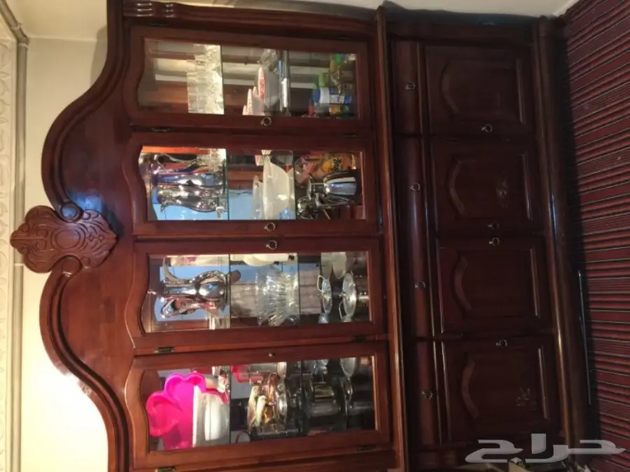 دولاب قزاز لتحف والكرستالات