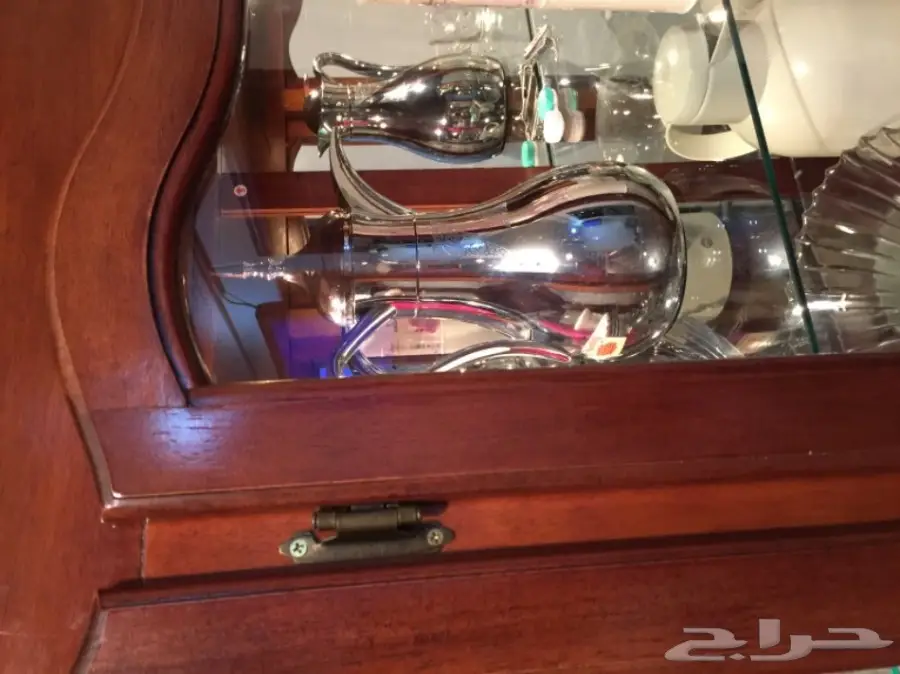 دولاب قزاز لتحف والكرستالات (image 1)