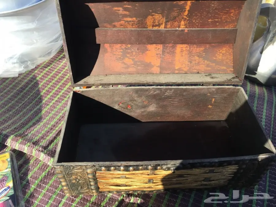 صندوق خشبي عتيق - قطعة من تاريخ عائلتك! (image 1)