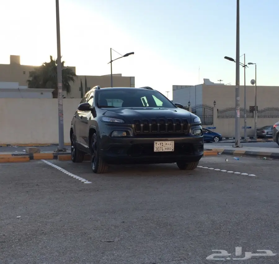 جيب شيروكي 2016 ماشي 4 آلاف  (image 10)