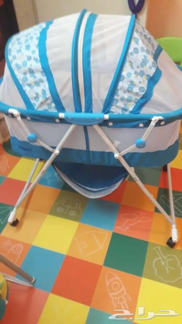 سرير مواليد سماوي و حمالة طفل  (image 1)