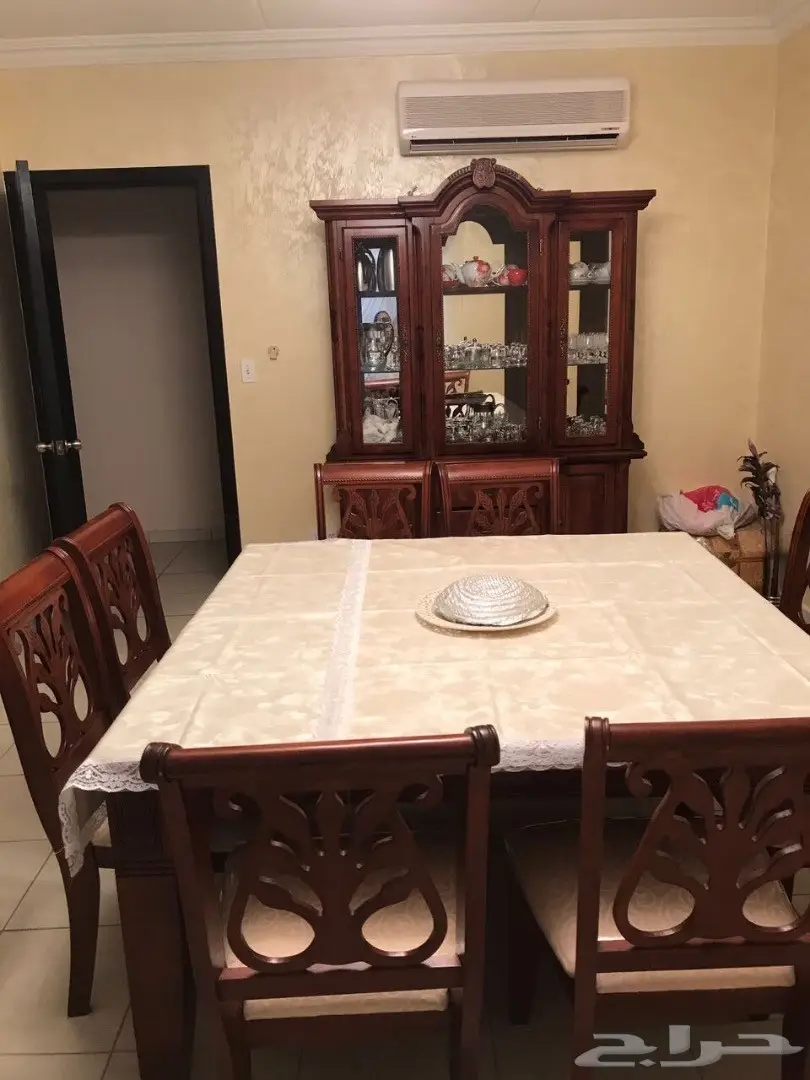 8 كراسي وبوفيه خشب طبيعي مليزي