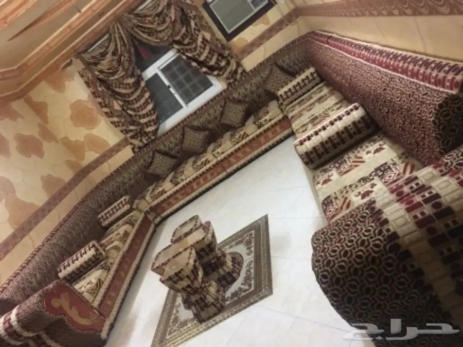 كنب مجلس نظيف جدا شبه جديد .