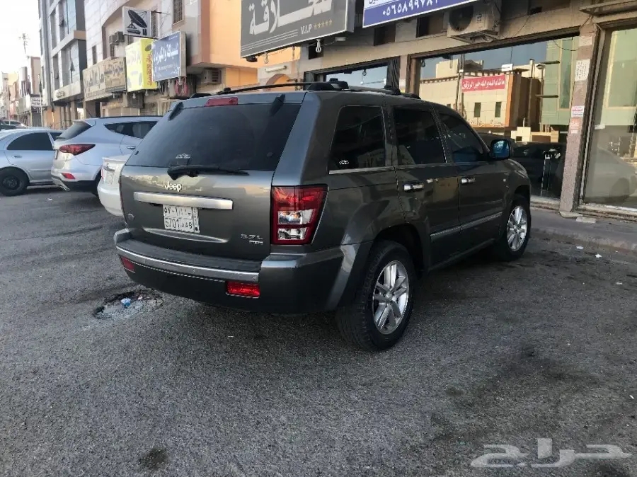 للبيع او البدل جيب جراند شيروكي ماشي قليل