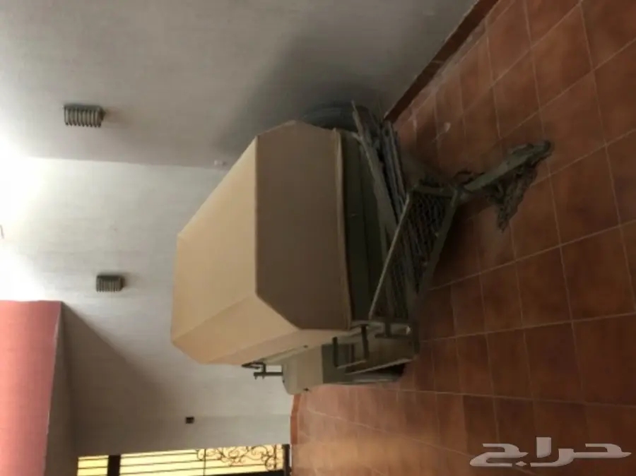 قلص مع شراع خارجي قابل للإزالة