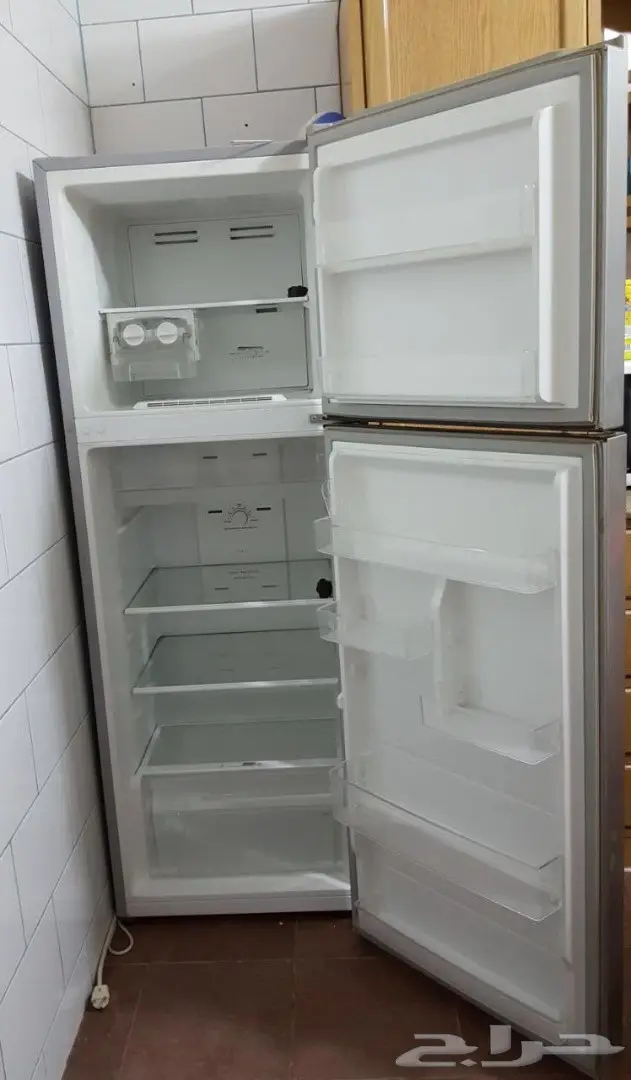 ثلاجة 12 قدم شبه جديدة للبيع 