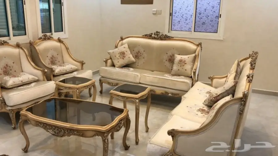 4 قطع كنب كلاسيكي مع طقم طاولات (image 2)