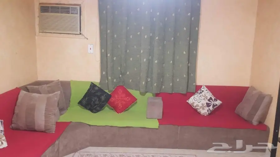 مجلس عربي شبه جديد ومكتب خشب زان  (image 2)