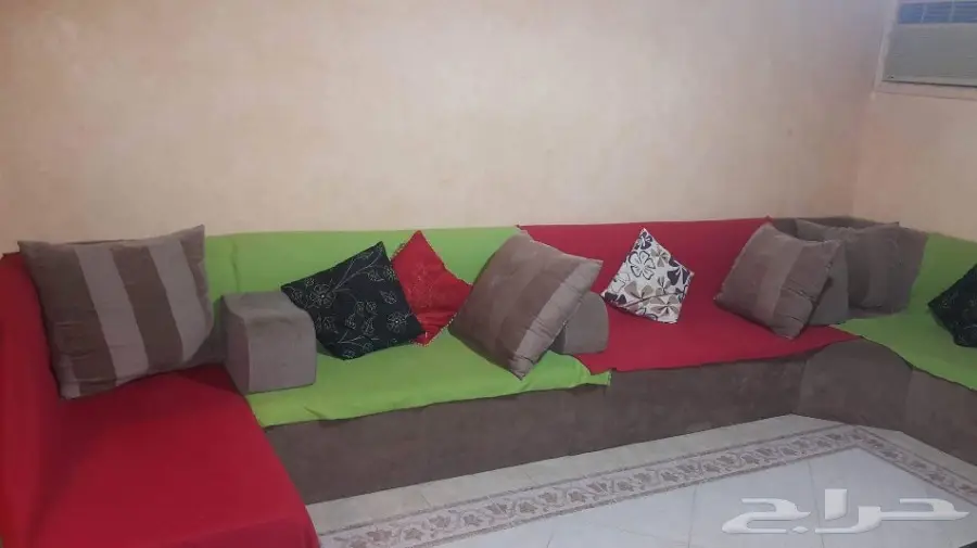 مجلس عربي شبه جديد ومكتب خشب زان  (image 3)