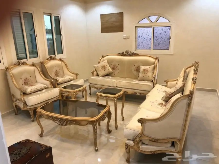 4 قطع كنب كلاسيكي مع طقم طاولات