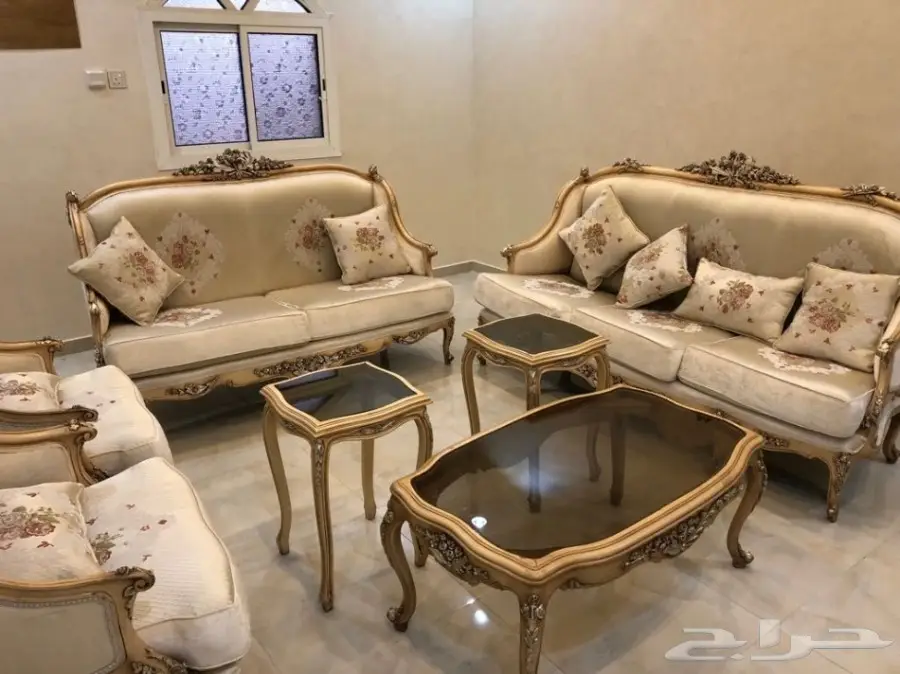 4 قطع كنب كلاسيكي مع طقم طاولات (image 1)