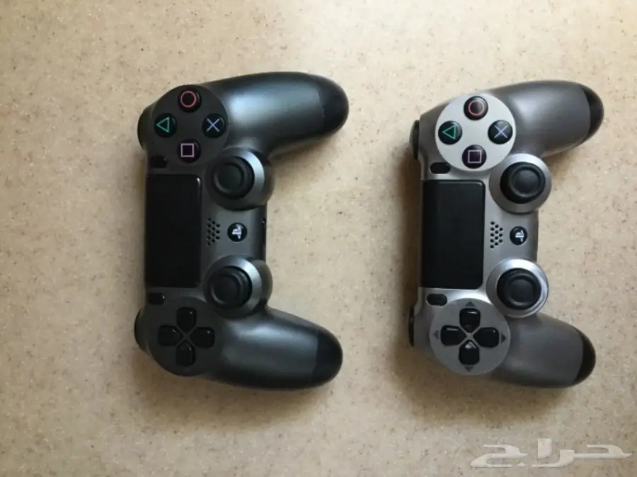 يدين بلايستيشن 4 نظيفة كالجديدة