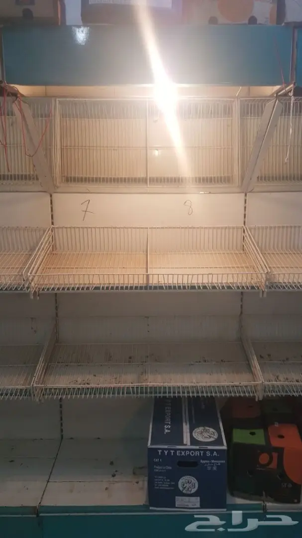 فرصة ذهبية: معدات محل خضار كاملة للبيع!