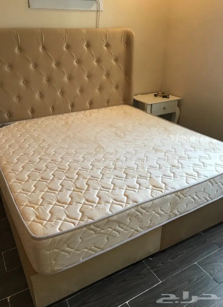 سرير للبيع